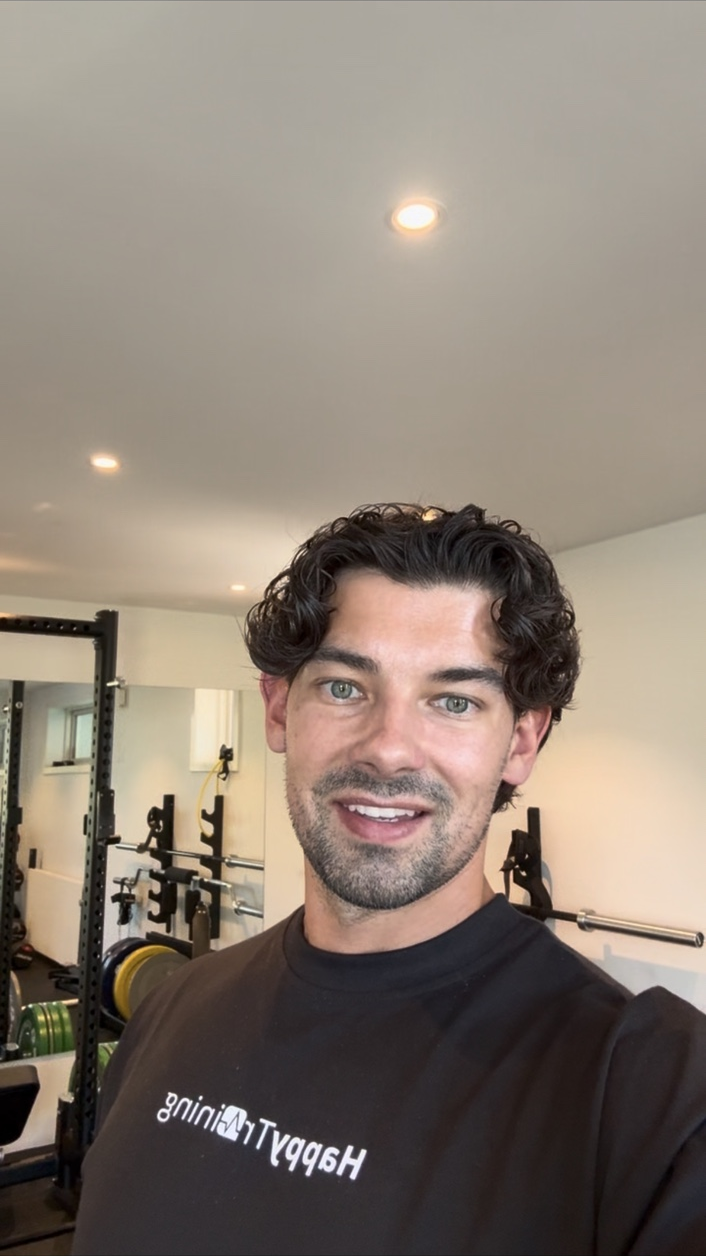 Portrætbillede af Simon Laugesen i et træningsmiljø.